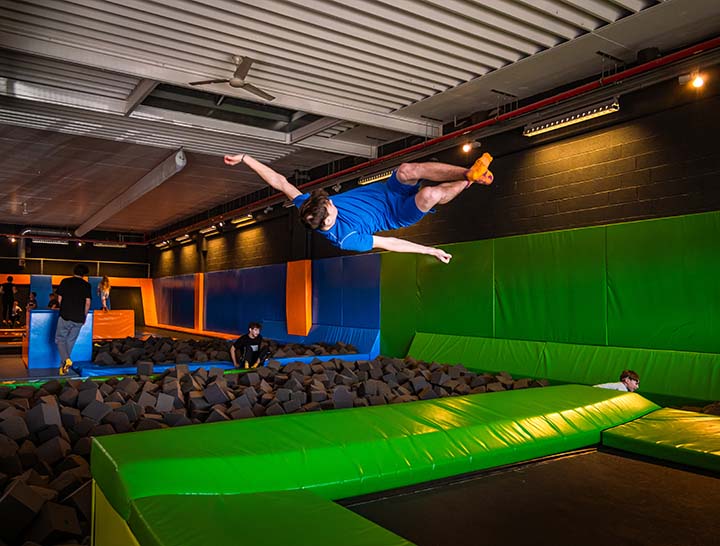 Saut Trampoline Parc New Jump Mons